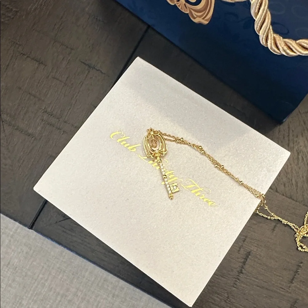 Stunning gold club 33 key necklace